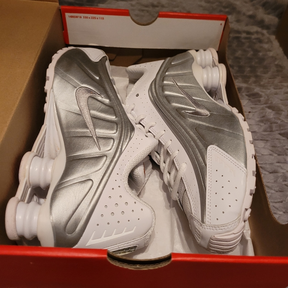 Brand new Nike shox r4 size 9